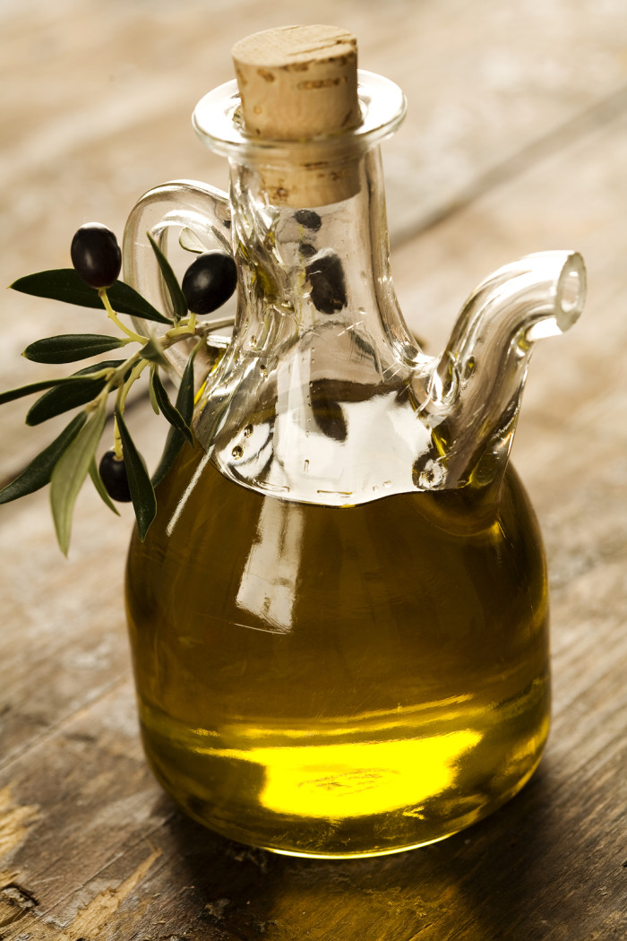Оливковое масло в старой бутылке. Оливковое масло от кашля. Старинные бутылки оливки. Бутылка из под оливкового масла.