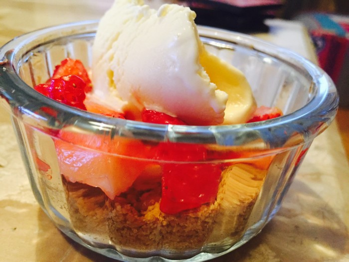 The 10-minutes Strawberry and Vanilla Ice Cream Pie
